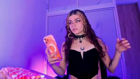 Scarlet online show from 5, 8, 2026