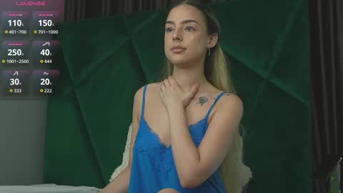 Snapshot of scarletcoles chatting on 15, 10, 2025 Scarlet online show from 15, 10, 2025