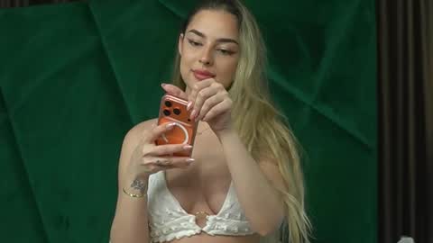 Snapshot of scarletcoles chatting on 4, 12, 2025 Scarlet online show from 4, 12, 2025