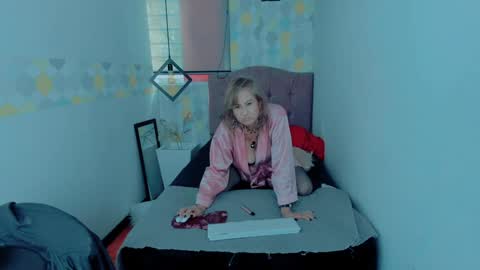 Snapshot of scarlethoot_ chatting on 21, 12, 2024 S C A R L E T online show from 21, 12, 2024