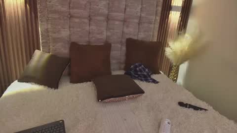 Scarlett Collins online show from 6, 3, 2025