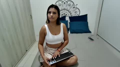 Scarlett Evans online show from 4, 3, 2025