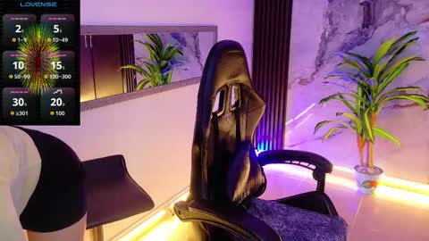 Snapshot of scarlettt_jones chatting on 13, 11, 2025 scarlettt_jones online show from 13, 11, 2025