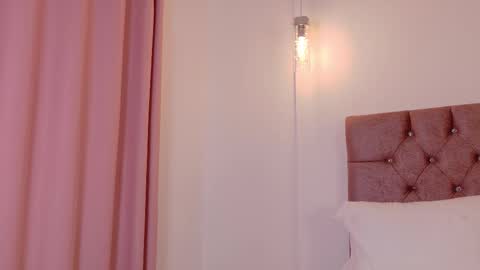 Snapshot of scarlettt_moon chatting on 22, 10, 2025 scarlettt_moon online show from 22, 10, 2025