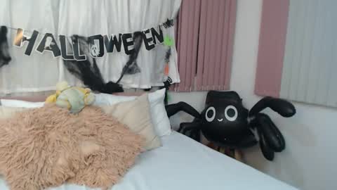 Snapshot of sccarlettjonnes chatting on 28, 10, 2025 SCARLET online show from 28, 10, 2025