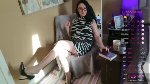 Snapshot of secretmistress01 chatting on 5, 1, 2025 Mariot Mery for short ..never call me PET NAMES in FREECHAT mom momy baby or sweety online show from 5, 1, 2025