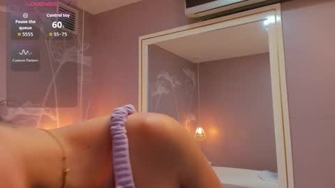 Snapshot of sensual_sophie_ chatting on 12, 10, 2025 Sophie online show from 12, 10, 2025