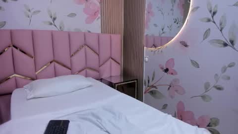 Snapshot of sensual_sophie_ chatting on 1, 12, 2025 Sophie online show from 1, 12, 2025