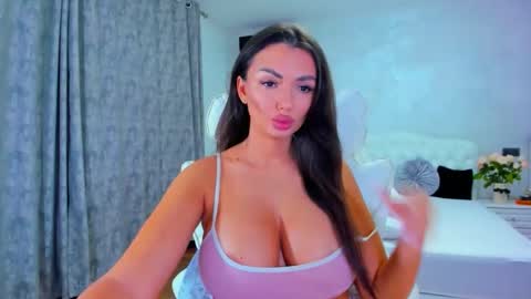 Snapshot of sensualreyna chatting on 4, 11, 2025 EllaRossa online show from 4, 11, 2025