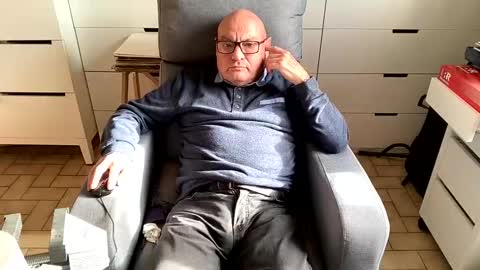 Snapshot of serge8413 chatting on 2, 1, 2025 serge8413 online show from 2, 1, 2025