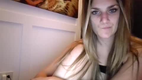Snapshot of sexxxyvibes chatting on 18, 10, 2025 sexxxyvibes online show from 18, 10, 2025