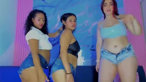 Snapshot of sexy_bitches_bisex chatting on 16, 11, 2025 Zara and Leidy online show from 16, 11, 2025