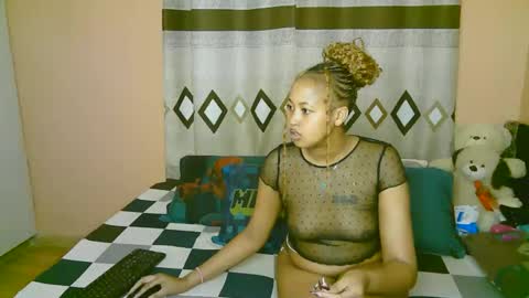 Snapshot of sexy_bluegirl chatting on 27, 10, 2025 sexy_bluegirl online show from 27, 10, 2025