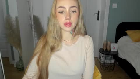 Snapshot of sexy_coralie chatting on 18, 5, 2026 C o r a l i e online show from 18, 5, 2026