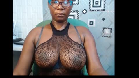 Snapshot of sexy_pearl12 chatting on 7, 1, 2025 zoe online show from 7, 1, 2025