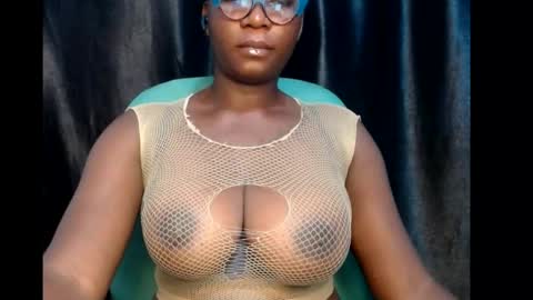 Snapshot of sexy_pearl12 chatting on 8, 3, 2025 zoe online show from 8, 3, 2025