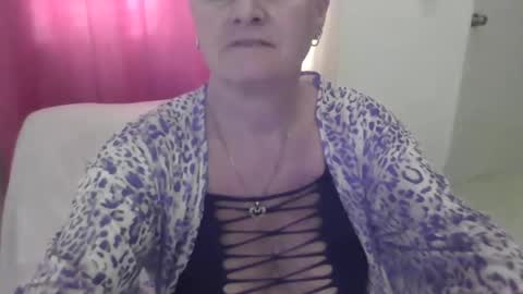 Snapshot of sexyalliekay chatting on 4, 1, 2025 Sexy GILF Allie Kay online show from 4, 1, 2025