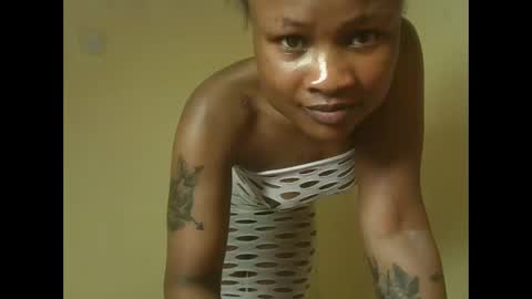 Snapshot of sexyqueenivy chatting on 28, 10, 2025 queenivy online show from 28, 10, 2025