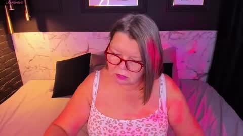 Snapshot of shannonshine chatting on 17, 12, 2025 Shannon online show from 17, 12, 2025