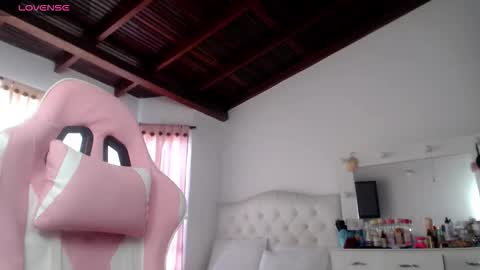 Snapshot of sharlotte_mom chatting on 18, 12, 2025 sharlotte online show from 18, 12, 2025