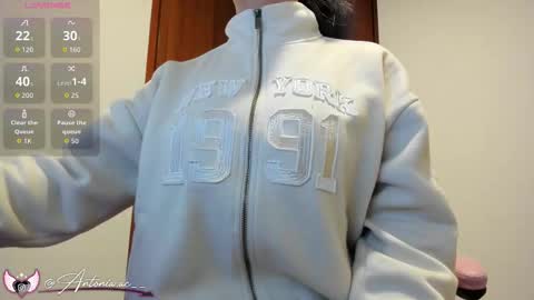 Snapshot of sharpay_evans chatting on 12, 1, 2026 Antonia online show from 12, 1, 2026