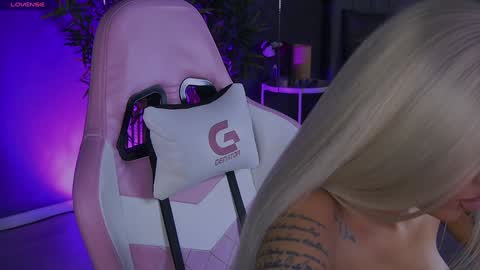 Snapshot of shayblonde chatting on 31, 12, 2024 shayblonde online show from 31, 12, 2024