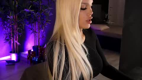 Snapshot of shayblonde chatting on 26, 2, 2025 shayblonde online show from 26, 2, 2025