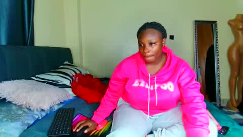 Snapshot of shee13 chatting on 14, 12, 2025 shee13 online show from 14, 12, 2025