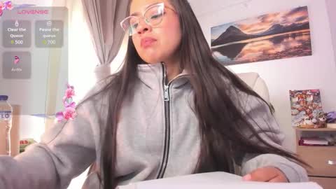 Snapshot of shekina_l chatting on 4, 12, 2025 lau online show from 4, 12, 2025