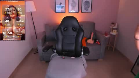 Snapshot of sheyla_hills_ chatting on 23, 12, 2025 Sheyla online show from 23, 12, 2025