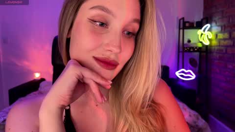 Snapshot of shy_bee chatting on 11, 9, 2025 Alice online show from 11, 9, 2025