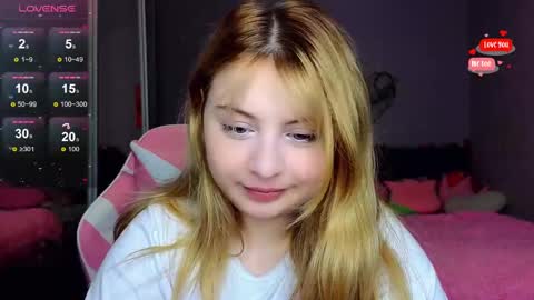 Snapshot of shy_blondiee chatting on 8, 2, 2025 Molly online show from 8, 2, 2025