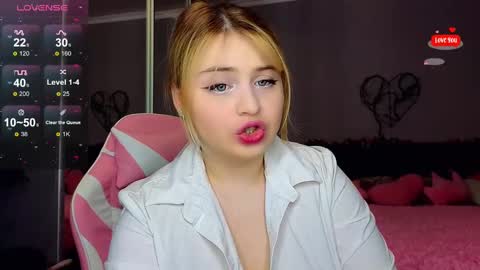 Snapshot of shy_blondiee chatting on 8, 2, 2025 Molly online show from 8, 2, 2025