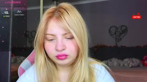 Snapshot of shy_blondiee chatting on 25, 2, 2025 Molly online show from 25, 2, 2025