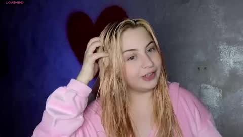 Snapshot of shy_blondiee chatting on 12, 10, 2025 Molly online show from 12, 10, 2025