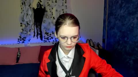 Snapshot of shy_elina01 chatting on 31, 10, 2025 shy_elina01 online show from 31, 10, 2025