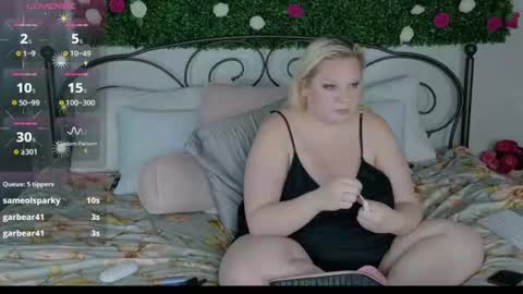 Snapshot of siennaxluxx chatting on 17, 6, 2026 Sienna Luxx online show from 17, 6, 2026