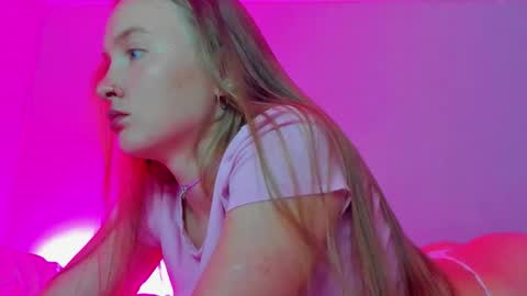 Snapshot of silky_huzelnut chatting on 10, 9, 2025 Mila online show from 10, 9, 2025