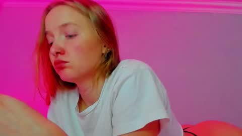 Snapshot of silky_huzelnut chatting on 13, 9, 2025 Mila online show from 13, 9, 2025