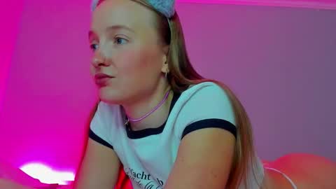Snapshot of silky_huzelnut chatting on 16, 9, 2025 Mila online show from 16, 9, 2025