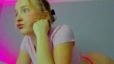 Snapshot of silky_huzelnut chatting on 22, 9, 2025 Mila online show from 22, 9, 2025