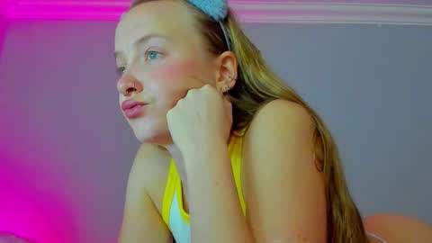 Snapshot of silky_huzelnut chatting on 24, 9, 2025 Mila online show from 24, 9, 2025