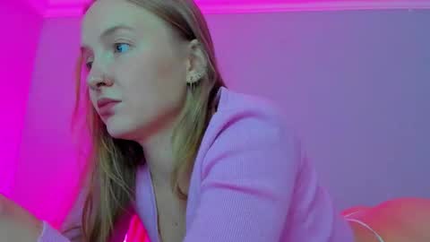 Snapshot of silky_huzelnut chatting on 29, 9, 2025 Mila online show from 29, 9, 2025