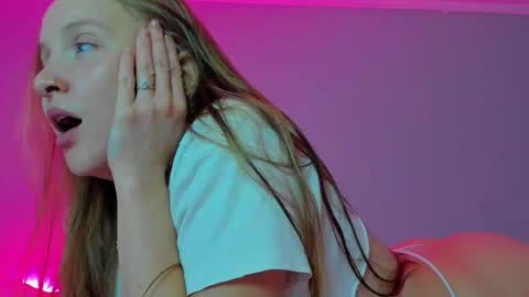 Snapshot of silky_huzelnut chatting on 30, 9, 2025 Mila online show from 30, 9, 2025