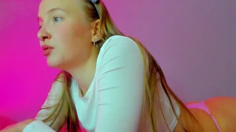 Snapshot of silky_huzelnut chatting on 5, 10, 2025 Mila online show from 5, 10, 2025