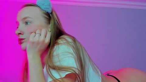 Snapshot of silky_huzelnut chatting on 8, 10, 2025 Mila online show from 8, 10, 2025