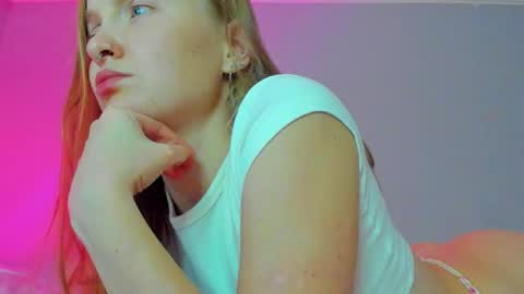 Snapshot of silky_huzelnut chatting on 12, 10, 2025 Mila online show from 12, 10, 2025