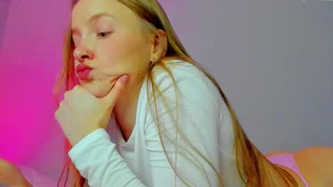 Snapshot of silky_huzelnut chatting on 13, 10, 2025 Mila online show from 13, 10, 2025