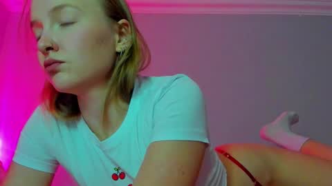 Snapshot of silky_huzelnut chatting on 14, 10, 2025 Mila online show from 14, 10, 2025