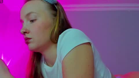 Snapshot of silky_huzelnut chatting on 17, 10, 2025 Mila online show from 17, 10, 2025